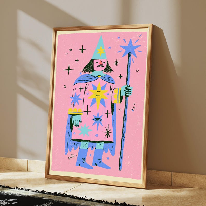 Może przedstawiać: Oprawiony wydruk artystyczny przedstawiający stylizowaną ilustrację czarodzieja na r&oacute;żowym tle. Czarodziej ma na sobie niebieską pelerynę, spiczasty kapelusz i buty, trzymając laskę z niebieską gwiazdą. Wz&oacute;r zawiera gwiazdy oraz jeden otwarty oko.