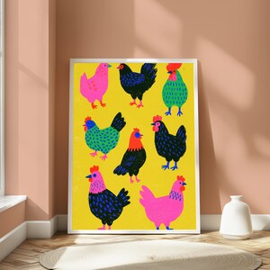 Puede incluir: Una l&aacute;mina decorativa rectangular con fondo amarillo brillante y siete gallinas estilizadas en varios colores, incluyendo rosa, negro, verde y azul. Cada gallina tiene una cresta y barbillas rojas, representadas en un estilo gr&aacute;fico plano.