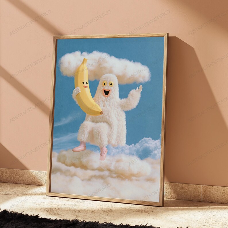 K&ouml;nnte beinhalten: Ein gerahmtes Poster mit einer wei&szlig;en, pelzigen, kreaturartigen Figur mit breitem L&auml;cheln, die eine gro&szlig;e gelbe Banane mit Gesicht h&auml;lt. Die Szene ist vor einem hellblauen Himmel mit flauschigen wei&szlig;en Wolken dargestellt, was eine surreale Komposition ergibt.