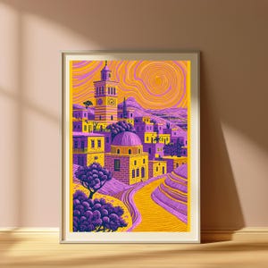 Peut inclure: Une impression d'art encadr&eacute;e repr&eacute;sentant un paysage stylis&eacute; d'une ville de style m&eacute;diterran&eacute;en avec une haute tour d'horloge et des b&acirc;timents &agrave; d&ocirc;me. L'illustration utilise une palette de couleurs vives jaune et violet avec des ciels tourbillonnants.