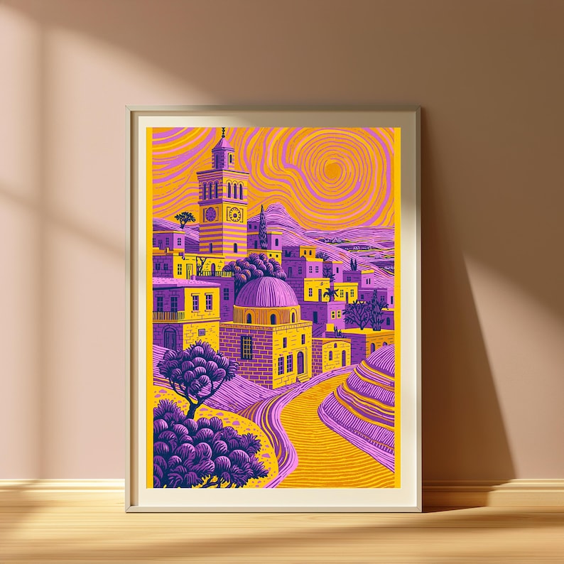 Peut inclure: Une impression d'art encadr&eacute;e repr&eacute;sentant un paysage stylis&eacute; d'une ville de style m&eacute;diterran&eacute;en avec une haute tour d'horloge et des b&acirc;timents &agrave; d&ocirc;me. L'illustration utilise une palette de couleurs vives jaune et violet avec des ciels tourbillonnants.