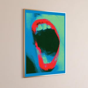 Puede incluir: Una impresi&oacute;n de arte mural enmarcada que presenta un gr&aacute;fico de estilo pop art granulado y de alto contraste de una boca abierta. La imagen utiliza un rojo ne&oacute;n vibrante para los labios sobre un fondo de tonos azul profundo y verde lima.