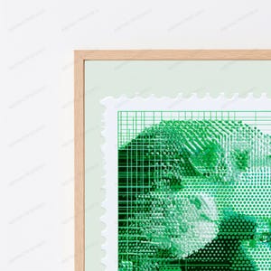 Op de afbeelding: Een ingelijste wandkunstprint met een groen postzegelontwerp met een geperforeerde rand. Het kunstwerk toont een gedetailleerd rasterpatroon en een halftoon-stippentextuur in diverse groentinten, geplaatst in een licht houten frame.