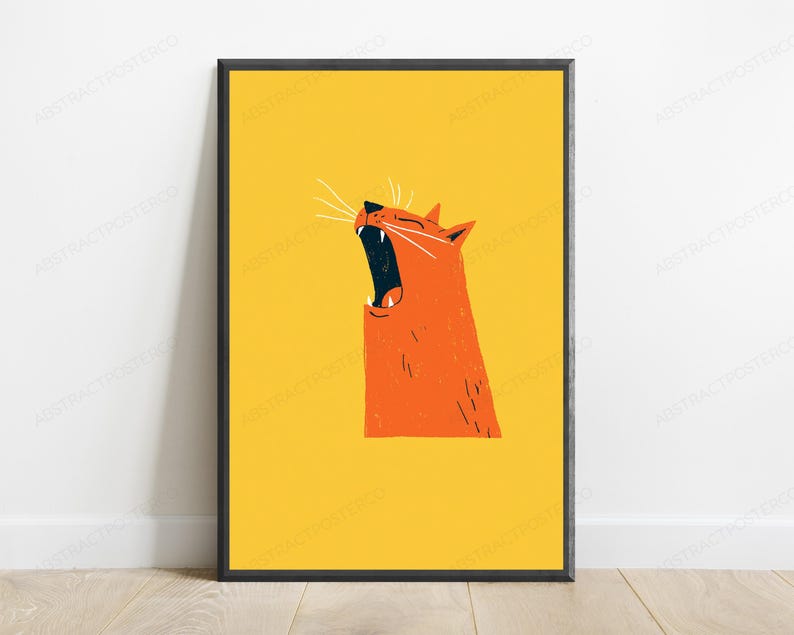 Pode incluir: Uma impress&atilde;o de arte de parede emoldurada com um gato laranja estilizado com a boca aberta num bocejo contra um fundo amarelo s&oacute;lido. A ilustra&ccedil;&atilde;o do gato usa linhas simples e um interior de boca azul escuro, dentro de uma moldura preta.
