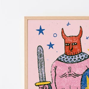K&ouml;nnte beinhalten: Ein gerahmter Kunstdruck mit einer roten geh&ouml;rnten Figur mit texturierter Oberfl&auml;che, die ein graues Schwert h&auml;lt. Die Figur tr&auml;gt einen gemusterten Kragen vor einem hellrosa Hintergrund, der mit blauen Sternen und kleinen Kreisen verziert ist.