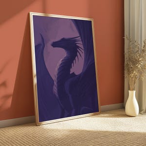 Puede incluir: Una impresi&oacute;n art&iacute;stica enmarcada que presenta una ilustraci&oacute;n detallada de un drag&oacute;n en tonos morados y azules. El drag&oacute;n se representa con las alas extendidas, sobre un fondo morado suave. La obra de arte se muestra en un marco dorado.