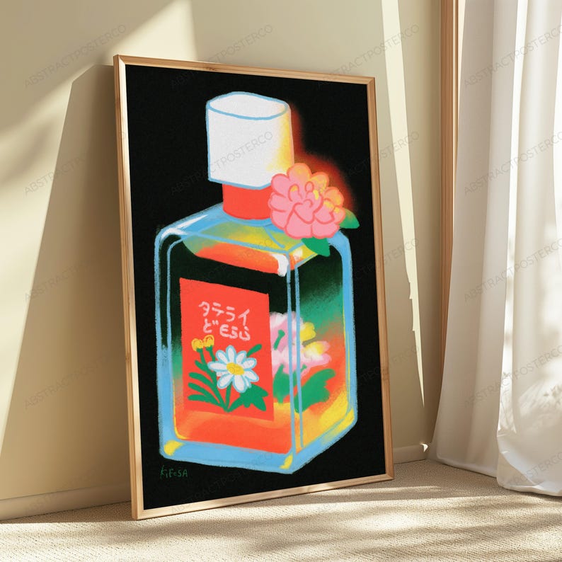 Puede incluir: Una impresi&oacute;n de arte mural rectangular que presenta una ilustraci&oacute;n estilizada de un frasco de perfume sobre un fondo negro. El frasco tiene un tap&oacute;n blanco, una etiqueta roja con texto japon&eacute;s blanco y una margarita, y detalles florales.