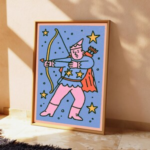 Puede incluir: Una l&aacute;mina art&iacute;stica enmarcada que muestra la ilustraci&oacute;n estilizada de una figura vestida de arquero con arco y flecha. La figura lleva una corona, una t&uacute;nica azul con estrellas amarillas y pantalones rosas sobre un fondo azul claro.