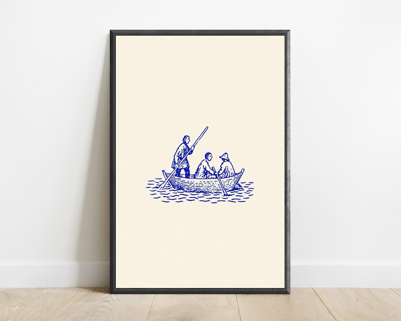 Puede incluir: Una l&aacute;mina de arte enmarcada con una ilustraci&oacute;n en tinta azul de tres figuras en un peque&ntilde;o bote de remos sobre el agua. Las figuras est&aacute;n representadas mediante trazos, con una persona de pie remando mientras otras dos est&aacute;n sentadas.