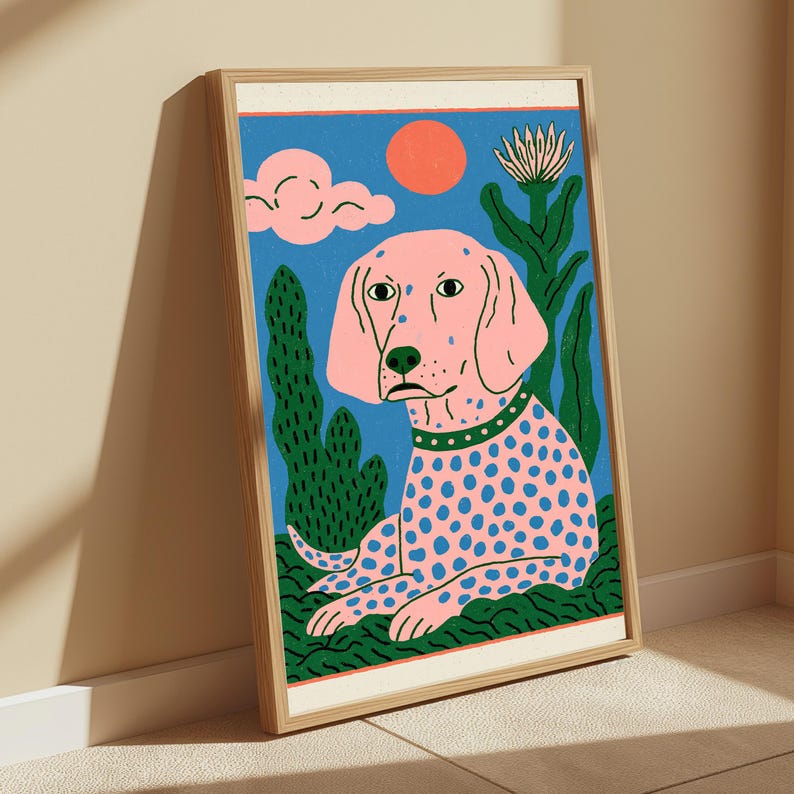 K&ouml;nnte beinhalten: Ein gerahmter, rechteckiger Wandkunstdruck, der einen rosa Hund mit blauen Punkten, einem gr&uuml;nen Halsband und einem gr&uuml;n gemusterten K&ouml;rper zeigt. Der Hintergrund umfasst einen blauen Himmel, eine rosa Wolke, eine orange Sonne und gr&uuml;ne Pflanzen in einem hellen Holzrahmen.