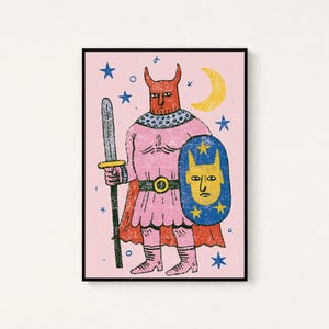 K&ouml;nnte beinhalten: Ein gerahmter Kunstdruck auf hellrosa Hintergrund zeigt eine geh&ouml;rnte Figur in einer rosa Tunika und einem Umhang, die ein graues Schwert und einen blauen Schild mit einem gelben Gesichtssymbol h&auml;lt. Die Szene enth&auml;lt einen gelben Halbmond.