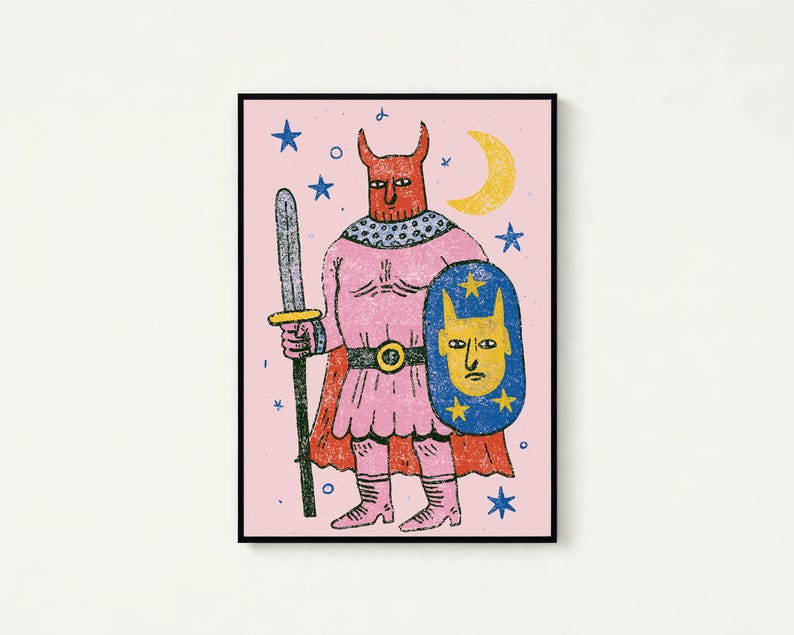 K&ouml;nnte beinhalten: Ein gerahmter Kunstdruck auf hellrosa Hintergrund zeigt eine geh&ouml;rnte Figur in einer rosa Tunika und einem Umhang, die ein graues Schwert und einen blauen Schild mit einem gelben Gesichtssymbol h&auml;lt. Die Szene enth&auml;lt einen gelben Halbmond.