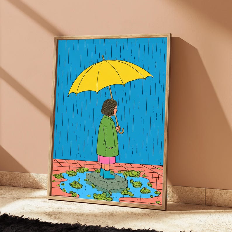 K&ouml;nnte beinhalten: Ein gerahmter Kunstdruck mit einer Cartoon-Illustration einer Person, die auf einem Steinblock in einer Pf&uuml;tze steht und einen gro&szlig;en gelben Regenschirm h&auml;lt. Die Person tr&auml;gt einen gr&uuml;nen Mantel, einen rosa Rock und blaue Stiefel vor blauem Regen.