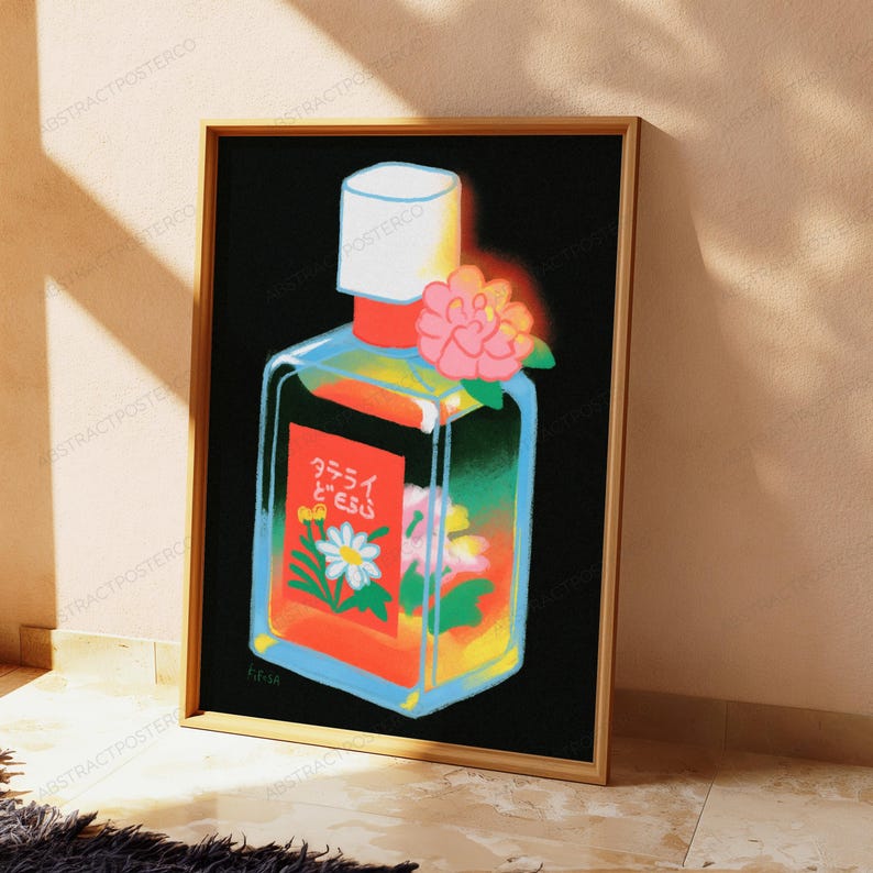 Puede incluir: Una impresi&oacute;n de arte digital enmarcada que muestra una botella de vidrio rectangular con contorno azul claro, tapa blanca y etiqueta roja con texto japon&eacute;s blanco. La botella contiene ilustraciones florales coloridas en rosa, amarillo y blanco.