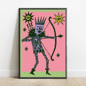 K&ouml;nnte beinhalten: Ein gerahmter Kunstdruck zeigt eine violette Figur mit Krone, die einen Bogen mit Pfeil h&auml;lt. Die Figur ist mit dunkelgr&uuml;nen Dornen bedeckt, vor einem rosa Hintergrund mit hellgr&uuml;nem Rand. Zwei gelbe Sonnen mit Augen und kleine Sterne umgeben die Figur.