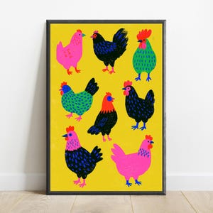 Puede incluir: Una l&aacute;mina art&iacute;stica enmarcada con un fondo amarillo brillante y ocho gallinas estilizadas de varios colores, incluyendo rosa intenso, negro y verde. Cada gallina tiene un patr&oacute;n distinto y una cresta roja, dispuestas en una cuadr&iacute;cula.