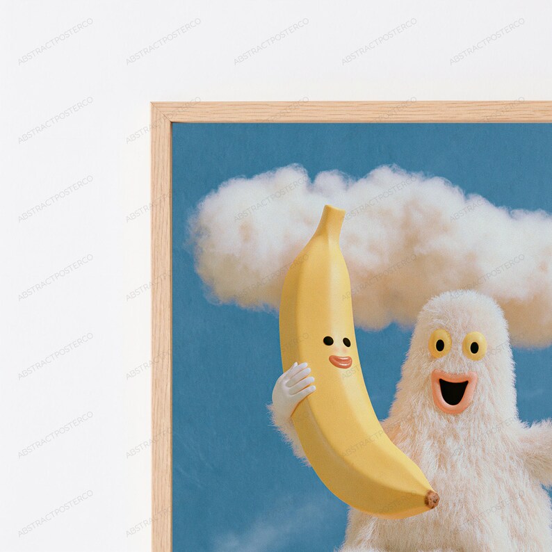 K&ouml;nnte beinhalten: Ein gerahmter Kunstdruck, der ein flauschiges wei&szlig;es Wesen mit weit ge&ouml;ffnetem Mund zeigt, das eine gelbe Banane mit l&auml;chelndem Gesicht h&auml;lt. Der Hintergrund ist ein blauer Himmel mit einer gro&szlig;en wei&szlig;en Wolke. Der Rahmen ist aus hellem Holz.