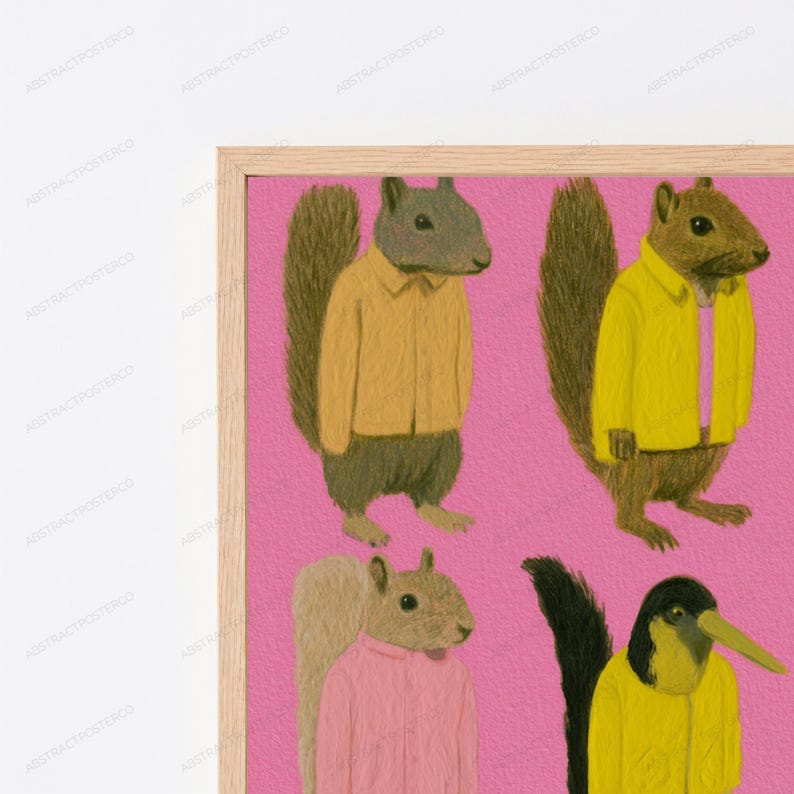 K&ouml;nnte beinhalten: Ein gerahmter Kunstdruck mit vier anthropomorphen Tieren auf leuchtend rosa Hintergrund. Drei Eichh&ouml;rnchen und ein Vogel sind in gelben und rosa Hemden dargestellt. Der Rahmen besteht aus hellem Holz.