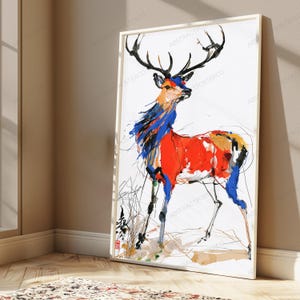 K&ouml;nnte beinhalten: Ein gerahmter vertikaler Wandkunstdruck mit einer stilisierten Hirschillustration. Der Hirsch ist mit kr&auml;ftigen, ausdrucksstarken Pinselstrichen in leuchtenden Rot-, Blau- und Schwarzt&ouml;nen vor einem rein wei&szlig;en Hintergrund dargestellt.