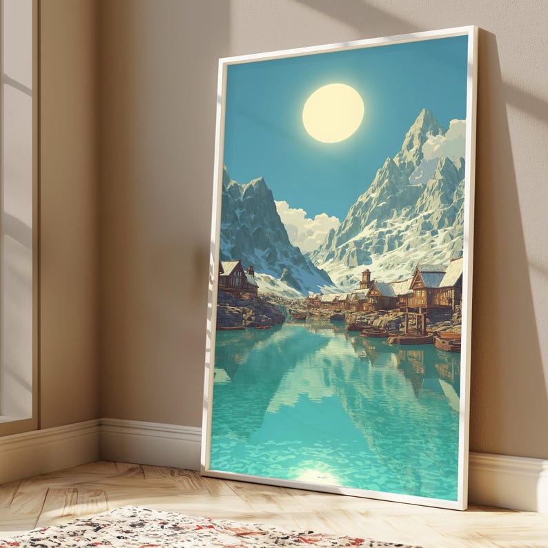 Puede incluir: Una impresi&oacute;n art&iacute;stica enmarcada que representa una serena escena de un pueblo de monta&ntilde;a. La obra presenta monta&ntilde;as cubiertas de nieve, un sol brillante y un lago turquesa que refleja el pueblo y el cielo. Se ven casas y barcos de madera.