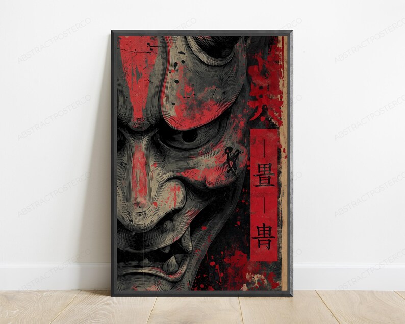 K&ouml;nnte beinhalten: Ein rechteckiger Wandkunstdruck mit einer Nahaufnahme eines grauen Hannya-Masken-Motivs mit markanten H&ouml;rnern. Das Kunstwerk ist mit leuchtend roten Farbspritzern akzentuiert und enth&auml;lt ein vertikales rotes Feld mit schwarzem japanischem Kanji-Text.