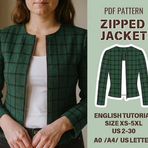 Op de afbeelding: Een PDF-patroon voor een jas met rits in een donkergroen en zwart ruitpatroon. De tekst luidt PDF PATTERN ZIPPED JACKET ENGLISH TUTORIAL SIZE XS-5XL US 2-30 A0 /A4/ US LETTER. De jas heeft een ronde halslijn en een ritssluiting aan de voorzijde.