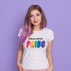 Lisez avec fierté T-shirt unisexe à manches courtes en jersey | -shirt de lecture | Cadeau livresques | Amoureux des livres | Mois de la fierté | LGBTQ+