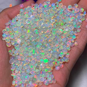 Cabochon in opale etiope naturale: pietre preziose Welo Fire, 3-6 mm