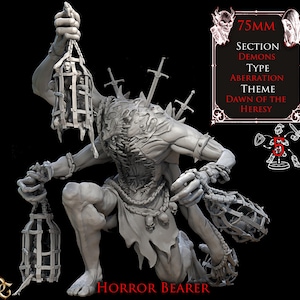 Puede incluir: Una figura gris detallada de un ser monstruoso, arrodillado con múltiples brazos y espadas incrustadas en su espalda. Sostiene jaulas que contienen figuras. El texto en la imagen dice "HORROR BEARER" y "DAWN OF THE HERESY".