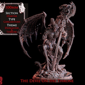 Puede incluir: Escultura detallada de un demonio con grandes alas, cuernos y una expresión amenazante, sosteniendo un báculo. El texto en la imagen dice "The Devil on the Throne", "Demons" y "Dungeons & Terrors".
