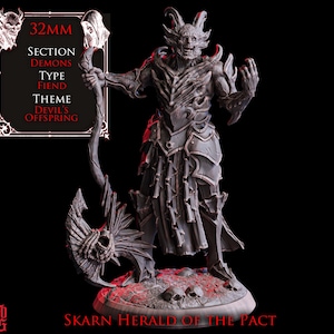 Puede incluir: Figura detallada impresa en 3D de una figura demoníaca, de color gris, con cuernos y rostro esquelético. La figura sostiene un bastón y se encuentra sobre una base con calaveras. El texto en la imagen dice "32mm, Demons, Fiend, Devil's Offspring, Skarn Herald of the Pact."