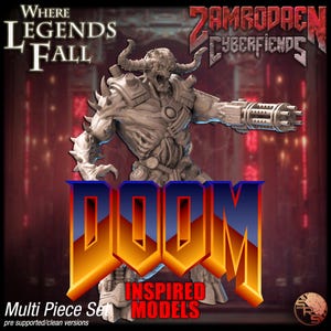 Puede incluir: Modelo impreso en 3D de una figura demoníaca del videojuego "Doom". La figura es gris con cuernos, púas y un arma grande. La palabra "DOOM" se muestra de forma destacada en una fuente estilizada, con el texto "INSPIRED MODELS" debajo. La imagen también incluye el texto "WHERE LEGENDS FALL" y "ZAMBODREN CYBERFIENDS."