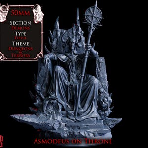 Puede incluir: Una escultura gris detallada de Asmodeo sentado en un trono. La figura tiene cuernos y está cubierta con túnicas, sosteniendo un bastón con un emblema en forma de brújula. El trono es ornamentado, con detalles de calaveras y demonios. Texto: "50mm, Demonios, Diablo, Mazmorras y Terrores".