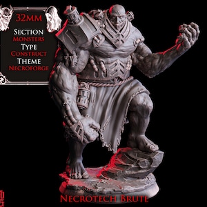 Könnte beinhalten: Graue, detaillierte Miniaturfigur eines Konstrukt-Brute, auf einem felsigen Sockel. Die Figur hat mechanische Elemente und trägt ein zerfetztes Tuch. Text auf dem Bild lautet "32mm Section Monsters Type Construct Theme Necroforge" und "Necrotech Brute".