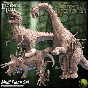 Puede incluir: Un conjunto de figuras de dinosaurios de varias piezas, que incluye un Tyrannosaurus Rex, un dinosaurio de cuello largo y un Triceratops con una silla de montar. El conjunto también presenta figuras en miniatura y el texto "WHERE LEGENDS FALL" y "CRYPT OF NECRONTUS".