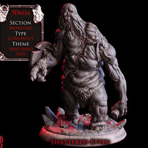 Puede incluir: Una figura gris y monstruosa de un Ettin Destrozado, un monstruo de tipo constructo. La figura tiene una constitución grande y musculosa con un torso desgarrado y sostiene un escudo. La base es una estructura de piedra con detalles rojos. El texto en la imagen dice "50mm" y "Shattered Ettin."