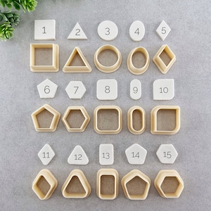 Peut inclure: Ensemble de 15 emporte-pi&egrave;ces de diff&eacute;rentes formes, notamment des cercles, des carr&eacute;s, des diamants, des triangles et des &eacute;toiles. Les emporte-pi&egrave;ces sont en plastique beige et num&eacute;rot&eacute;s de 1 &agrave; 15.