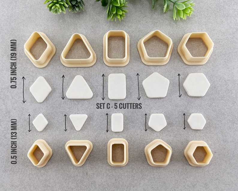 Peut inclure: Ensemble de 10 emporte-pi&egrave;ces en deux tailles&nbsp;: 1,3&nbsp;cm (0,5&nbsp;pouce) et 1,9&nbsp;cm (0,75&nbsp;pouce). Les emporte-pi&egrave;ces sont en plastique et de formes vari&eacute;es, notamment carr&eacute;e, triangulaire, rectangulaire, ronde et &eacute;toil&eacute;e.