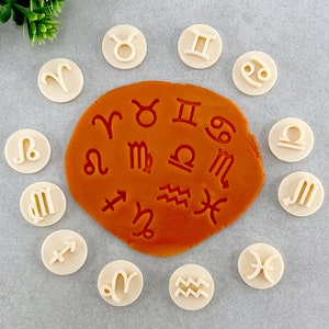 Stemple gliniane zodiaku, Stemple z gliny polimerowej, Zestaw 12 sztuk, Stemple do ciasteczek i fondantu, Stemple gliniane z horoskopem