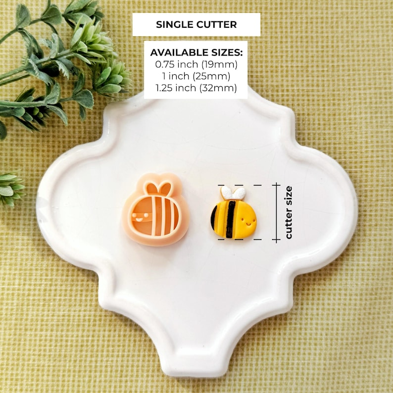 Pode incluir: Dois cortadores de biscoitos em forma de abelha, um em p&ecirc;ssego e outro em amarelo e preto, est&atilde;o em um prato decorativo branco. O texto "SINGLE CUTTER" e as op&ccedil;&otilde;es de tamanho s&atilde;o exibidos. Tamanhos dispon&iacute;veis: 19 mm, 25 mm e 32 mm.