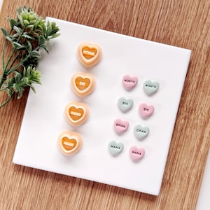 以下が含まれることがあります： 白のセラミックマグカップ、黒いハンドル、手書き風の「But First, Coffee」の文字。マグカップは白い表面に置かれています。マグカップの高さは10cmです。