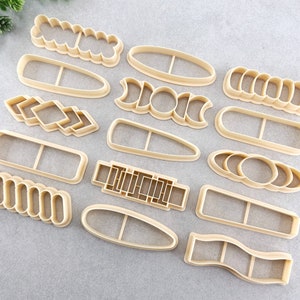 Peut inclure: Un ensemble de 12 emporte-pièces en plastique de différentes formes, notamment une ligne ondulée, un rectangle, un cercle, un croissant de lune, un diamant et un motif en grille.