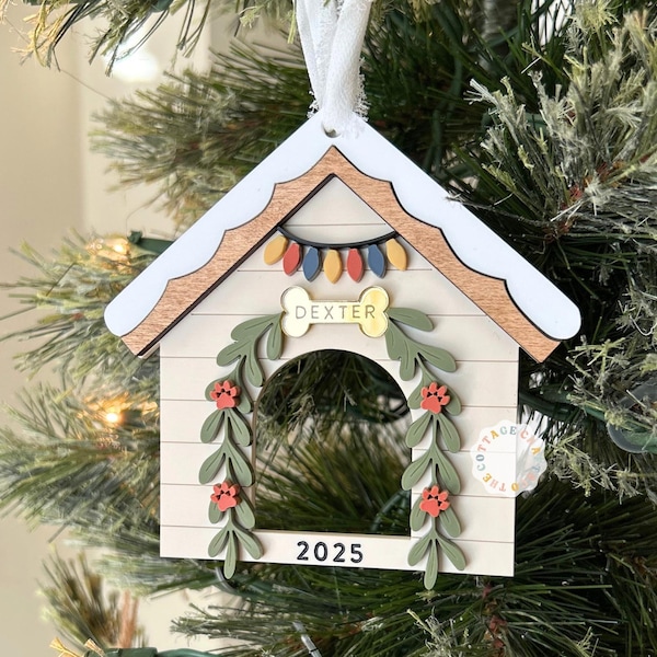 Adorno navideño personalizado para casita de perro, Adorno para perro, Adorno para casita de perro, Adorno navideño, Regalo para amantes de los perros 2025, Primera Navidad del cachorro