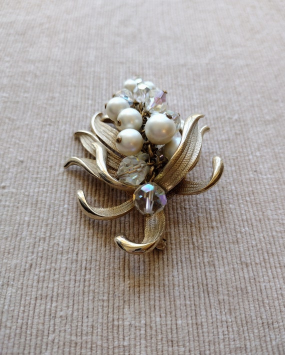 Vintage Brooch Pin, Gold Metal, Faux Pearl, Iride… - image 4