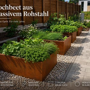 May include: Rectangular raised garden beds made of raw steel with a natural rust patina, filled with various green herbs and plants. The image includes German text: Hochbeet aus massivem Rohstahl, Zeitlose Optik. Für viele Jahre, Natürliche Rostpatina, Massiver Rohstahl, 3 Größen erhältlich, Hergestellt in Europa.