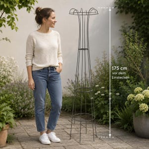Op de afbeelding: Een zwarte metalen tuinobelisk, ongeveer 175 cm hoog, staat in een tuin. De obelisk heeft een uitlopende basis, een centrale ring en een decoratieve top. De afbeelding bevat de tekst "175 cm vor dem Einstecken."