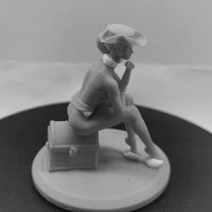 Naked Female Pirate Resin Model Unpainted Self-assembled Adult Sit Figure Scale 1/24