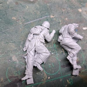 WWII Fallen Resin 2 Soldiers Model Unpainted Military Figures Scale 1-35