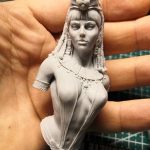 Egypt Queen Female Resin Bust Model Unpainted Self-assembled Miniature Figure Scale 1-10