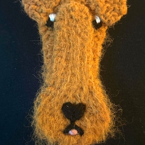 Spilla Airedale Terrier lavorata a maglia